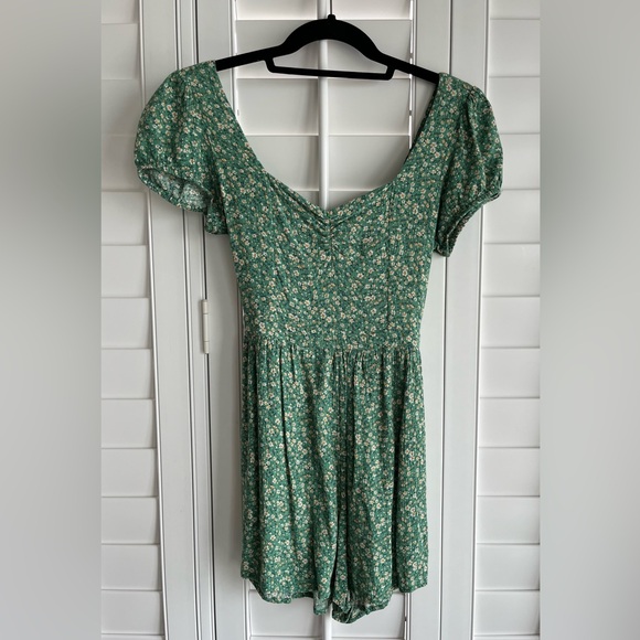 American Eagle Outfitters Pants - AMERICAN EAGLE OUTFITTERS Green Floral Short Sleeve Romper Size XS